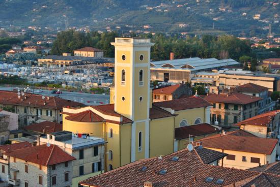 Chiesa di Querceta - Santa Maria Lauretana e veduta aerea di Querceta