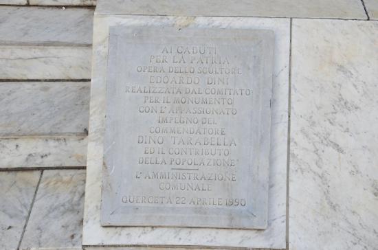 Targa del monumento ai caduti in Piazza Giacomo Matteotti a Querceta