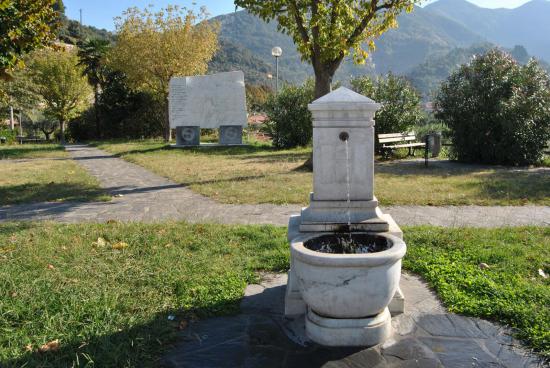 Fontana e monumento all'emigrante